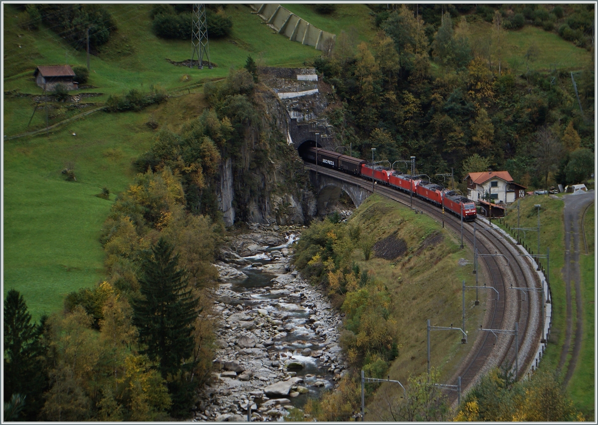 Gleich vier DB 185 mit einem Güterzug Richtung Norden auf der Gotthardbahn bei Wassen.
10. Okt. 2015