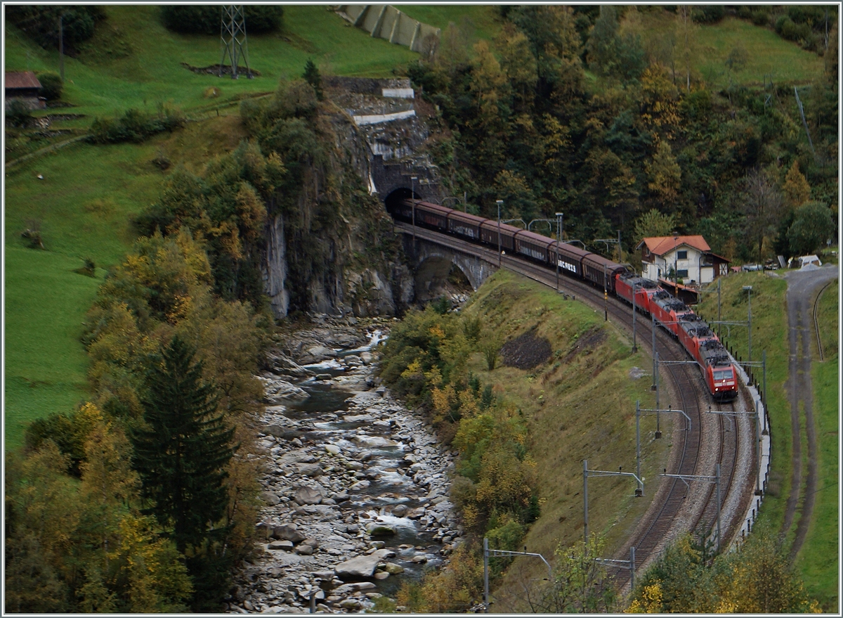 Gleich vier DB 185 sind mit ihrem Güterzug auf der Gotthard Nordrampe bei Wassen unterwegs. 
10.10.2014