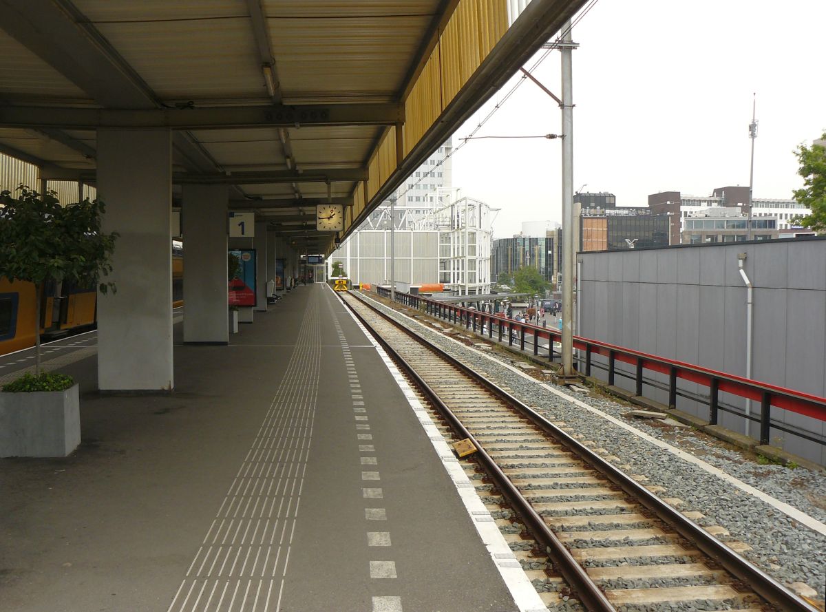 Gleis 1 Leiden Centraal Station 08-08-2014.

Spoor 1 Leiden Centraal Station 08-08-2014.