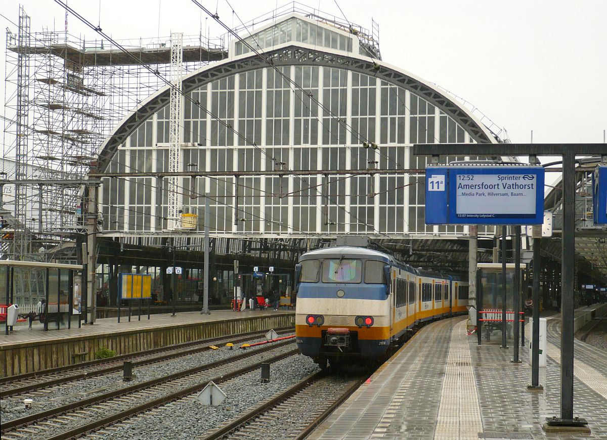 Gleis 11, 12 en 13 mit SGM-3 TW 2974. Amsterdam Centraal Station 08-10-2014.

Spoor 11, 12 en 13 met op spoor 11 SGM-3 treinstel 2974. Amsterdam Centraal Station 08-10-2014.