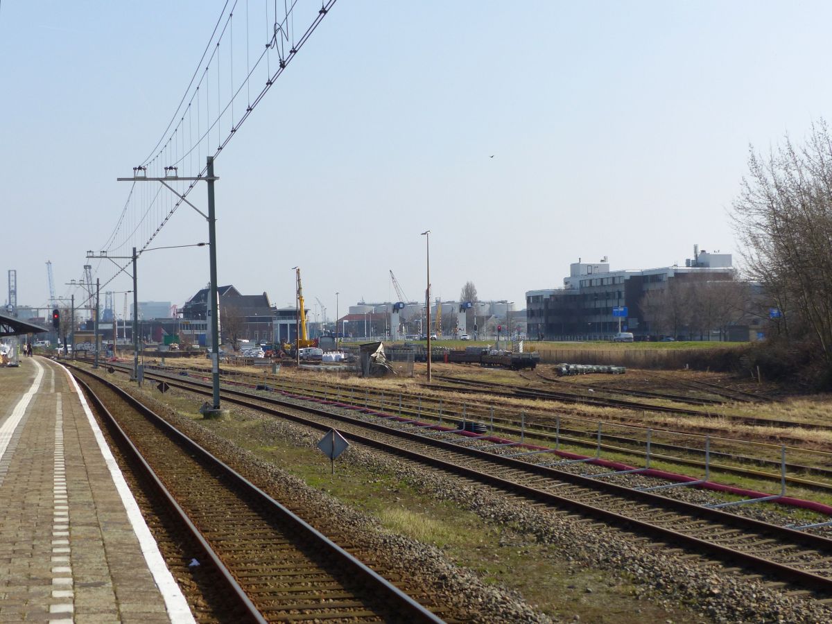 Gleis 2 Bahnhof Vlaardingen Centrum 16-03-2017.

Spoor 2 en goederenemplacement station Vlaardingen Centrum 16-03-2017.