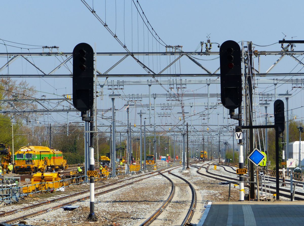 Gleis 4 bis 6 whrend Bauarbeiten an Gleis 7 bis 10. Bahnhof Leiden Centraal 08-04-2019.

Spoor 4 t/m 6 tijdens werkzaamheden spoor 7 t/m 10 Leiden Centraal 08-04-2019. 