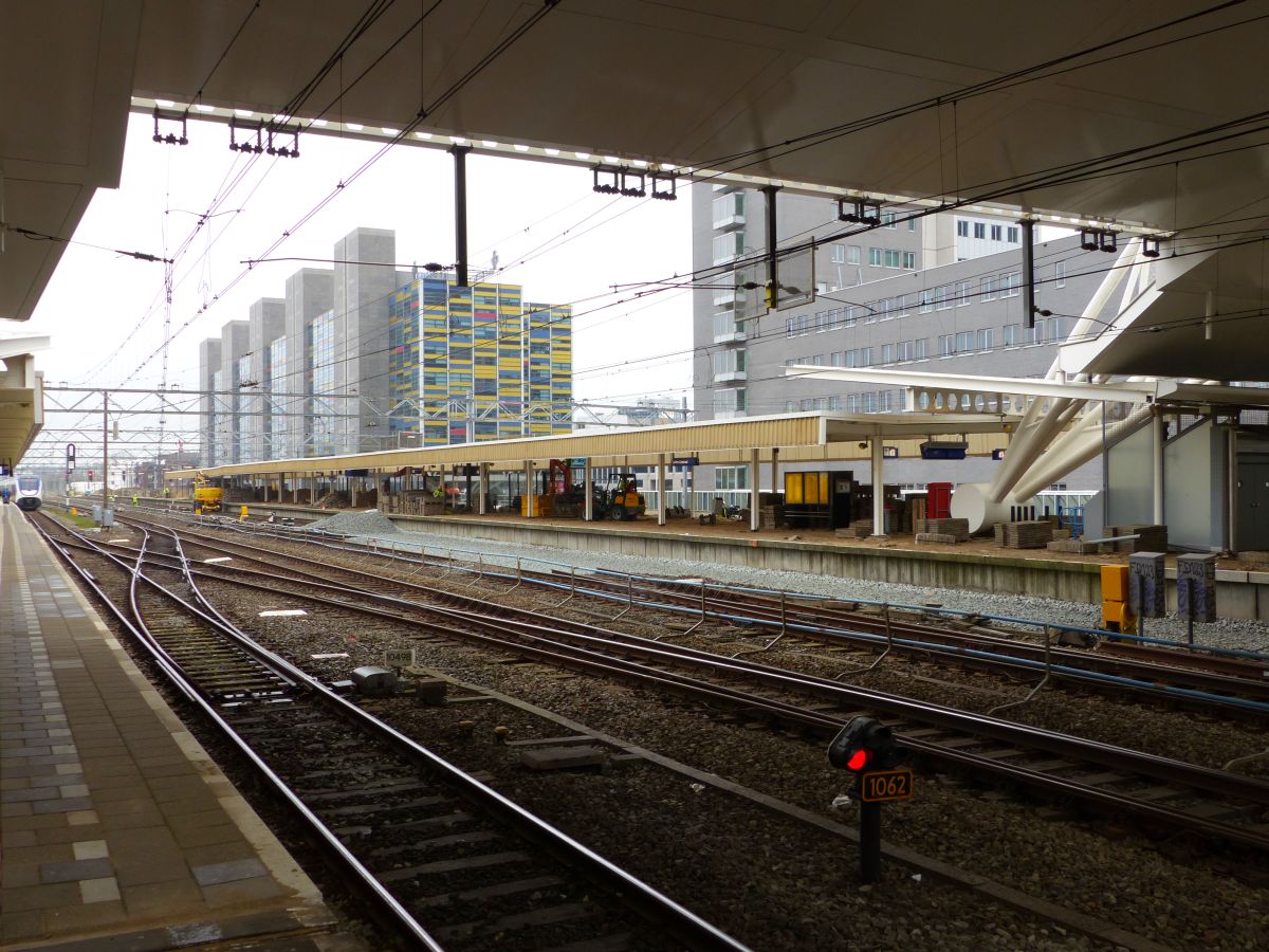 Gleis 5 bis 8 whrend der Renovierungsarbeiten am Leiden Centraal 28-03-2019.

Sporen 5 t/m 8 tijdens vernieuwingswerkzaamheden Leiden Centraal 28-03-2019.