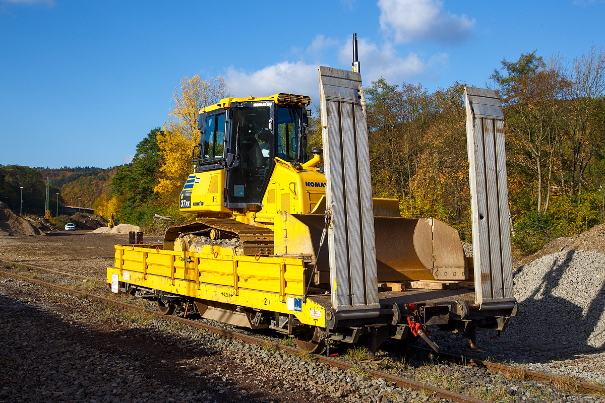 Gleiskraftwagenanhänger KLA06 (mit Auffahrrampe), Kleinwagen 06 0021 5, der Hering Bau GmbH & Co. KG (Burbach-Holzhausen), abgestellt am 29.10.2016 in Betzdorf/Sieg. Hier beladen mit einer 8,8 t schweren Komatsu Planierraupe D37PX-23 mit TOPCON 3D-GPS.  Motorleistung der Planierraupe 67,7 kW / 92,0 PS bei 2.200 U/min.

Gleiskraftwagenanhänger wurden 2011 von der AHUB GmbH, 15926 Luckau, gebaut. Wobei ich glaube dass es sich hier eher um einen Neuaufbau und Umbau eines alten Anhängers handelt. Ich konnte die eingeschlagene Nr. 19330 sehen, die könnte die Waggon-Union Fabriknummer 19330, so würde es um den 1975 gebauten ex DB 07 0001-3 handeln.

Spurweite: 1.435 mm
Anzahl der Achsen: 2
Eigengewicht: 7.500 kg
Nutzlast: 16.000 kg
Zul. Anhängelast: 30 t
Länge über Puffer: 7.500 mm
Ladelänge: 7.000 mm
Achsabstand: 4.500 mm
Breite: 2.800 mm
Bremse: WS – P - A
Zul. Geschwindigkeit (Hg): 20 Km/h (ursprünglich 80 km/h) 
Besonderheiten: 
Auffahrrampe für Raupen und andere Baugeräte.
An Wagenboden befinden sich seitliche Schotterrutschen, in Verbindung mit dem Schotteraufbau, werden Bleche aus dem Wagenboden entfernt und der Wagen dient dann als kleiner Schüttgutwagen. 
Schotteraufbau siehe hellertal.startbilder.de/bild/Deutschland~Unternehmen~Hering+Bau/526692/schotteraufbau-fuer-den-gleiskraftwagenanhaenger-kla06-mit.html

