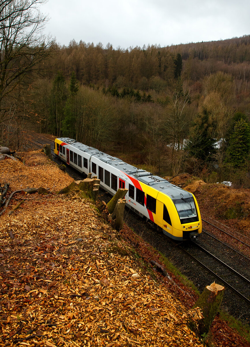 Glück im Unglück.....
Herdorf den 23. Dezember 2022 ca. 18:15 Uhr (Bild vom 24.12.)
Zug entgleist in Herdorf kurz hinter dem Hp  Königsstollen (bei km 88,4) – Fahrgäste kommen mit dem Schrecken davon. Wie sich kurze Zeit später herausstellte hatte ein Erdrutsch dazu geführt. Hier im Bild der havarierte Triebwagen VT 507.
	
Der Diesel-Triebwagen VT 507 (95 80 1648 107-8 D-HEB / 95 80 1648 607-7 D-HEB), ein Alstom Coradia LINT 41 der neuen Generation, der HLB (Hessische Landesbahn GmbH), war am 23.12.2022 (Bf Herdorf ab 18:10 Uhr), als RB 96  Hellertalbahn  Neunkirchen - Herdorf - Betzdorf (Umlauf 61790) von Herdorf nach Betzdorf unterwegs. Kurz hinter dem Hp Königsstollen (bei km 88,4) kam es zu einen Erdrutsch zum Teil mit Felsbrocken, als gerade der Triebwagen die Stelle passierte, entgleiste das vorderen Drehgestell. Der Triebwagen mit Passagieren ist im Gleisbett geblieben und nach ca. 100 m er an der Eisenbahnbrücke, die über die Landesstraße führt, zum Stehen. Die ca. 15 Fahrgästen und der Treibfahrzeugführer kamen Dankbarerweise nicht zu Schaden. Da der Hp  Königsstollen ein Bedarfshalt ist, reduziert (wenn er nicht gehalten hat) der Treibfahrzeugführer zum Glück eh die Geschwindigkeit, in voller Fahrt hätte es anders ausgehen können.

Der Treibfahrzeugführer erklärte den Fahrgästen die Situation. Kurze Zeit später trafen die Rettungskräfte ein. Dank einer als provisorische Treppe umfunktionierten Steckleiter, an der Böschung am Wiederlager der Brücke, konnten Feuerwehrleute die Fahrgäste innerhalb von 15 Minuten wohlbehalten nach unten zur Landesstraße geleiten.

Die Polizei gibt als Ursache für den Erdrutsch die Witterungsbedingen an. Die Strecke bleibt bis mindestens Dienstag 27.12.2022 gesperrt sein, weil ein Spezialzug zur Bergung benötigt wird. Neben Erdreich sind auch massive Felsbrocken infolge des Hangrutsches auf dem Gleisbett gelandet, diese müssen auch erst weggeräumt werden, dafür braucht man auch Großgerät und über die Feiertage muss man auch erstmal noch eine Firma bekommen.

Im Einsatz waren neben dem Rettungsdienst und Polizei 40 Kräfte der Löschzüge Herdorf, Sassenroth und Daaden. Die anliegende Landesstraße musste aufgrund der eingesetzten Rettungskräfte ebenfalls voll gesperrt werden. Die Ermittlungen wurden von der zuständigen Bundespolizei übernommen.

Interessant ist die Tatsache das auf der einen Seite vom Gleis bereits umfangreiche Hangsicherungsmaßnahmen stattgefunden haben. Und die andere Seite noch nicht gesichert war.

Quellen: Rhein Zeitung, DPA und eigene Recherchen

Link zum Artikel der Rhein Zeitung:
http://www.rhein-zeitung.de/region/aus-den-lokalredaktionen/kreis-altenkirchen_artikel,-zug-entgleist-bei-herdorf-fahrgaeste-kommen-mit-dem-schrecken-davon-_arid,2486964.html
