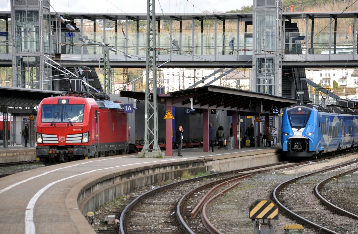 GoAhead Bayern 2 463 020-4 von Siemens Mireo RE 9 und 193 370 DB Cargo Siemens Vectron mit Sattelaufliegerzug in Ulm am 31.03.2023.