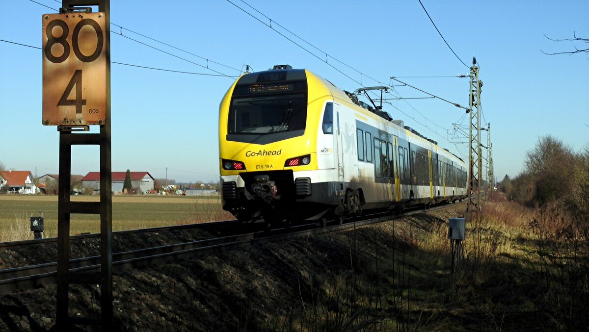 GoAhead ET 5.19 , BR 1429 Stadler Flirt 3; 5-teilig auf dem Weg von Ulm nach Augsburg am 09.02.2022. Vgl. Beitrag mit Bild ID 766412 von Armin Schwarz.