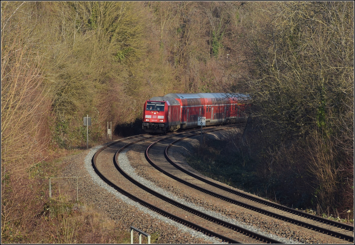 Godot-Express rechts des Hochrheins.

245 035 mit 3 Dostos. Karsau, Dezember 2021.

An jeder Station wird neuerdings erneut auf Godot gewartet. Er könnte ja noch kommen, auch wenn ihn bis heute niemand gesehen hat. Reisen im 612 war gestern, heute heißt es durch die Landschaft bummeln. Immerhin kann man besser spazieren schauen. 