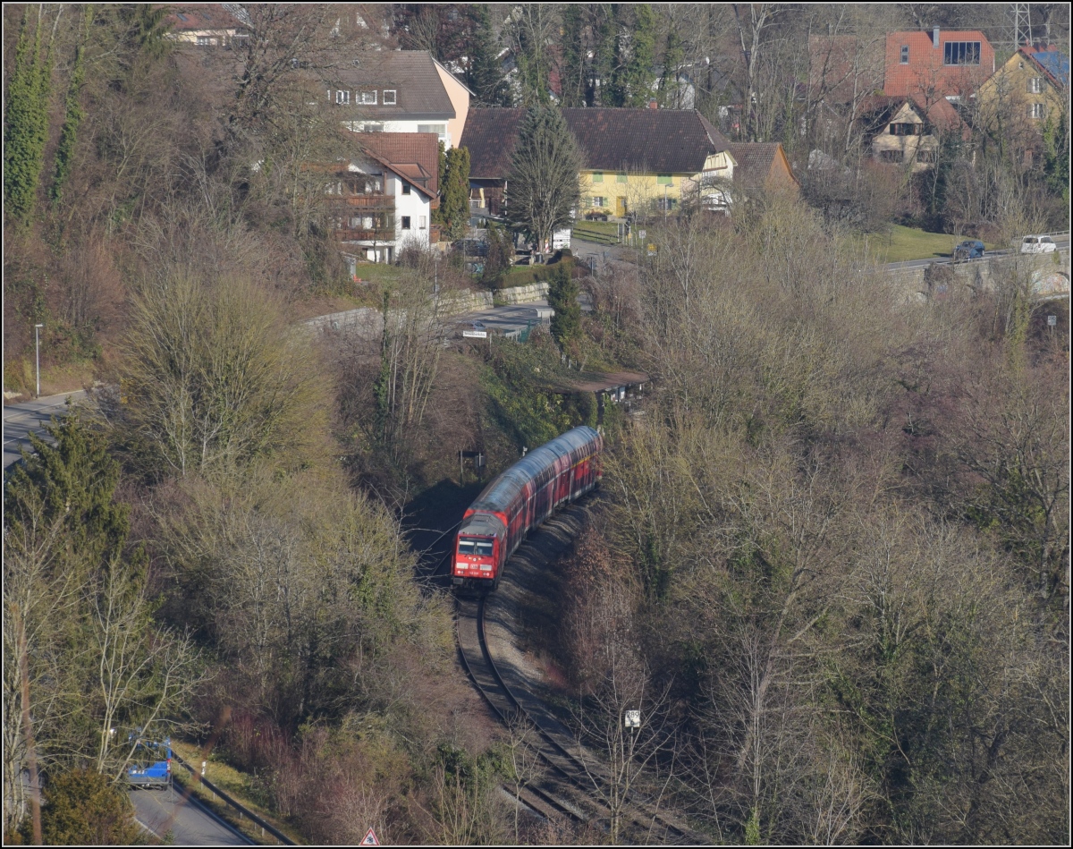 Godot-Express rechts des Hochrheins.

Eine BR 245 mit 3 Dostos. Karsau, Dezember 2021.

An jeder Station wird neuerdings erneut auf Godot gewartet. Er könnte ja noch kommen, auch wenn ihn bis heute niemand gesehen hat. Reisen im 612 war gestern, heute heißt es durch die Landschaft bummeln. 