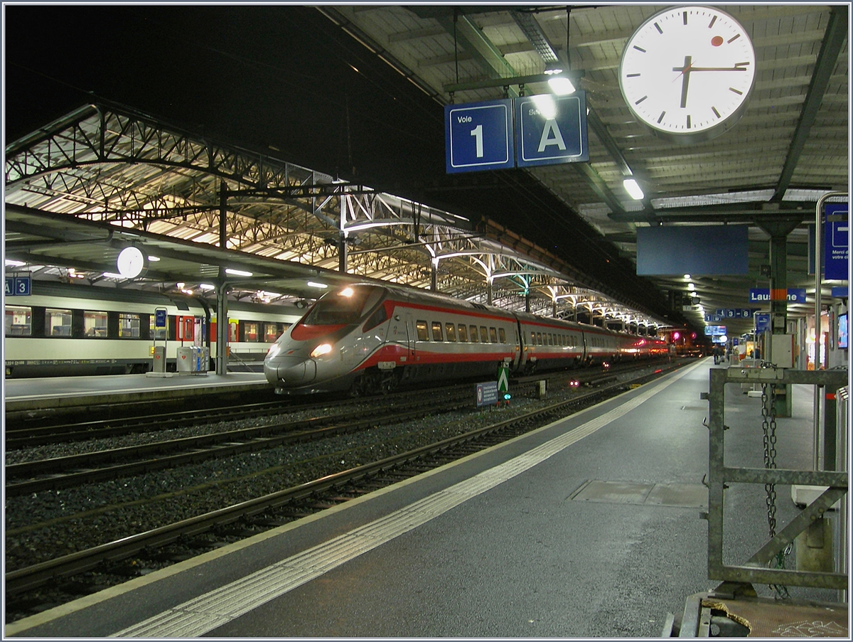 Goethe sei dank! Nun gibt es auch in Lausanne hin und wieder die Gelegenheit, die schönen FS Trenitalia ETR 610 zu fotografieren, auch wenn das kaum vorhandene Licht am diesem noch frühen und dunklen Morgen meine kleine, nun schon zwölf Jahre alte Knipse doch sehr gefordert hat. Der FS ETR 610 112 (UIC N° 93855610 112-0 CH-TI) beim kurzen Halt als EC 35 von Genève nach Milano im Bahnhof von Lausanne am 6. Jan. 2018 