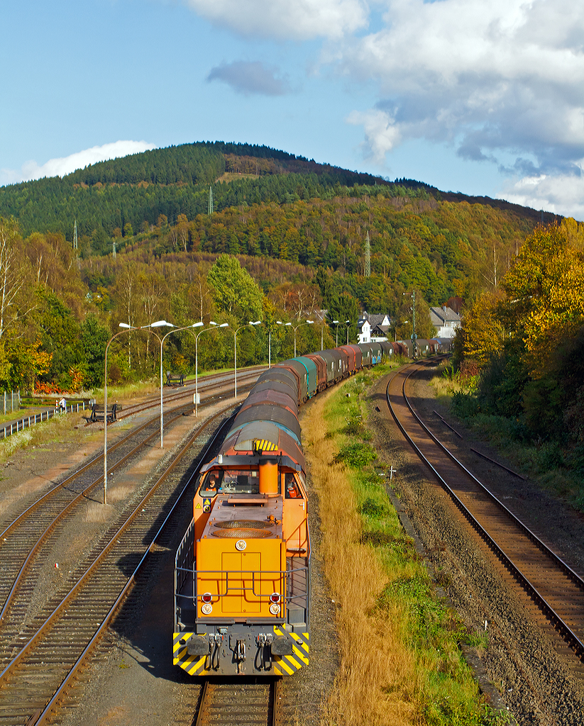 
Goldner Oktober.....
Die Lok 42 (92 80 1277 902-3 D-KSW) der KSW (Kreisbahn Siegen-Wittgenstein) fährt am 14.10.2014 mit ihrem langen Übergabezug von Herdorf in Richtung Betzdorf/Sieg los.

Die Lok ist Vossloh MaK G 1700 BB sie wurde 2001 unter der Fabriknummer 1001108 bei Vossloh gebaut, und war die erste gebaute G 1700 BB.
