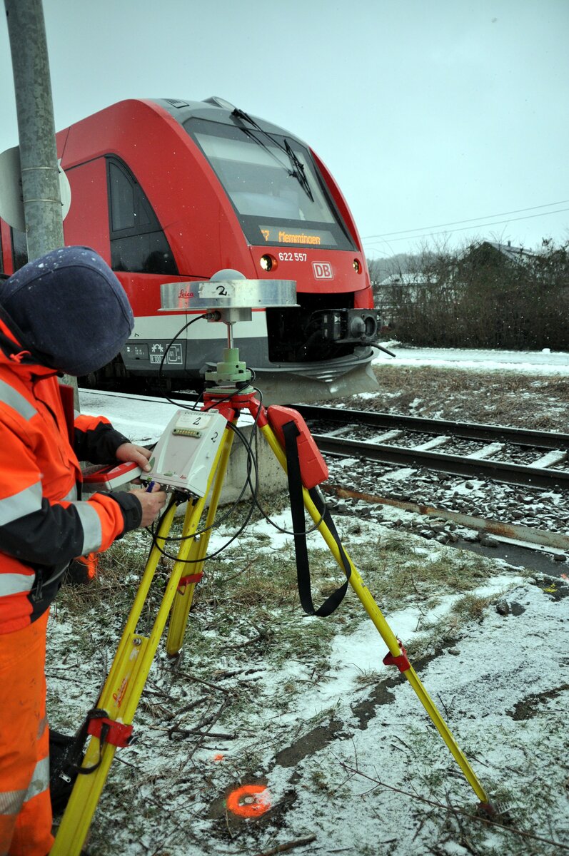 GPS-Messung für ein zweites Gleis mit LeicaSystem 1200 Gerät und ausfahrendem 622 557 aus Bellenberg am 27.01.2023. 