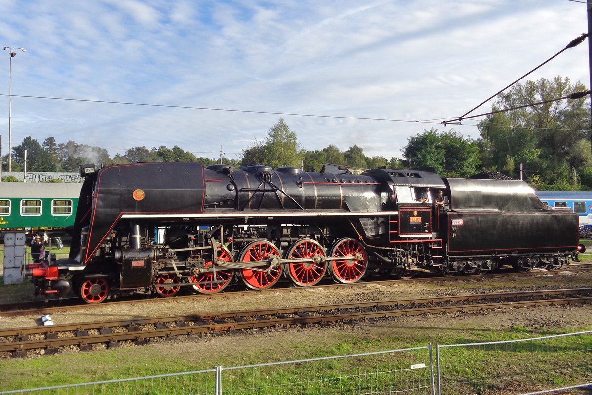 Gräfin 475.179 steht am 22 September 2018 ins Bw von Ceske Budejovice während der Nationaler Eiosenbahntag. 