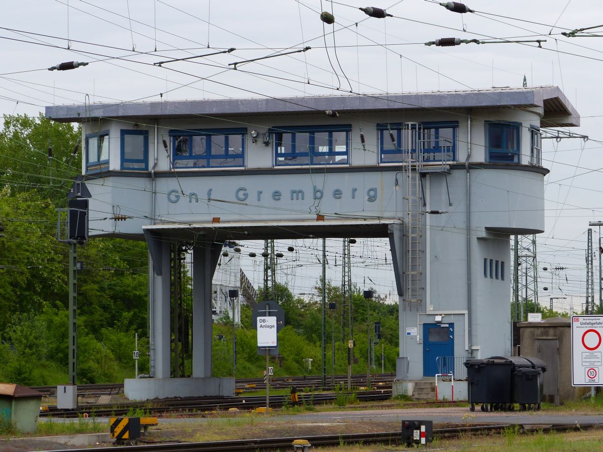 Gremberg Gnf (Gremberg Nord Fahrdienstleitung) Rangierbahnhof Kln Gremberg, Porzer Ringstrae, Kln 20-05-2016.


Seinhuis Gremberg Gnf (Gremberg Nord Fahrdienstleitung) rangeerstation Keulen Gremberg, Porzer Ringstrae, Keulen 20-05-2016.