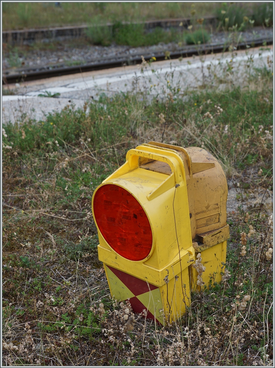 Grenzbahnhof Vallorbe und somit nicht verwunderlich, hier SNCF Zugschlusssignale auf dem Bahnsteig zu finden (die wohl für den Spaghetti-Zug bestimmt sind); erstaunlich ist eher, dass die hier nicht wegkommen...

Vallorbe, den 15. Aug. 2022