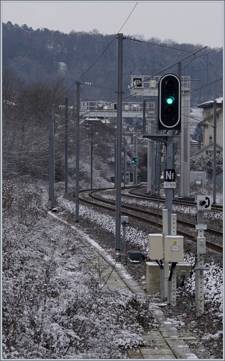Grenzverkehr: Das französische Ausfahrsignal in Delle zeigt wie das Kombinierte Schweizer Signal in Boncourt FREIE FAHRT.

11. Jan. 2019 