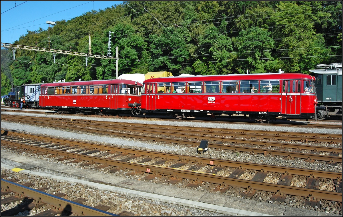 Grenzverkehr Waldshut-Koblenz. Zum 150-jährigen Streckenjubiläum verkehren wie einst der Uerdinger Schienenbus 796 739 und Beiwagen 996 701. August 2009.