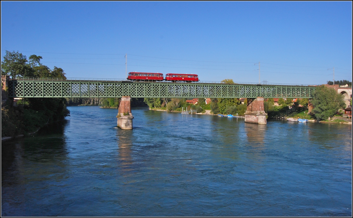 Grenzverkehr Waldshut-Koblenz. Zum 150-jährigen Streckenjubiläum verkehren wie einst der Uerdinger Schienenbus 796 739 und Beiwagen 996 701. August 2009.