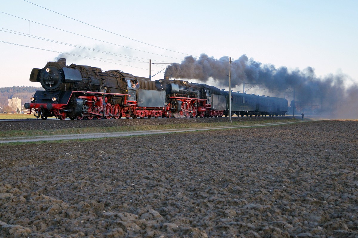 Grosser Bahnhof Wohlen: Ab dem Bahnhof Wohlen setzte ein kleiner Teil des Dampfzuges die Reise alleine fort. Doppeltraktion mit 50 3673 und 01 202 bei Hendschiken am 7. Mrz 2015 im letzten Abendlicht.
Foto: Walter Ruetsch