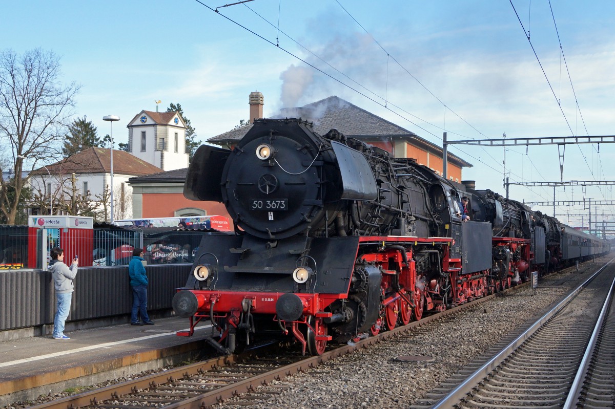 Grosser Bahnhof Wohlen: Die Ankunft des Dampfzuges mit drei Dampflokomotiven vermochte eine sehr grosse interessierte Zuschauermenge zu mobilisieren. Ankunft von 50 3673, 01 202 und 012 066 in Wohlen am 7. Mrz 2015.
Foto: Walter Ruetsch 