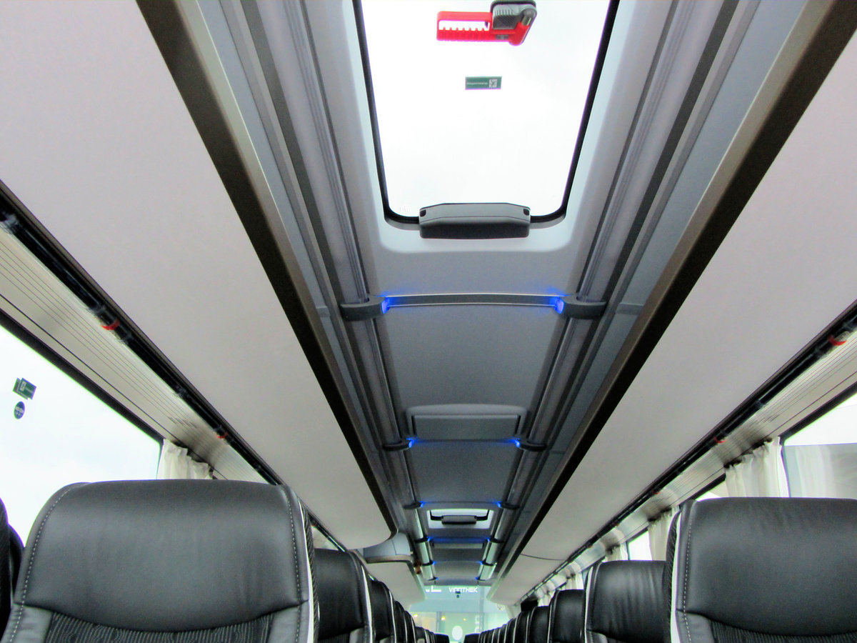 Gro�es Glasdach/Notausstieg im Neoplan Cityliner von Stempfl Reisen aus der BRD,in Krems gesehen.