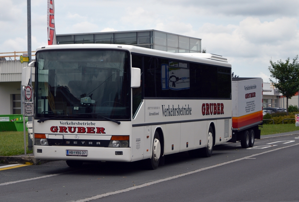 Gruber Setra S 315 UL wartet in Grafendorf bei Hartberg auf weitere Einsätze, 26.07.2015
