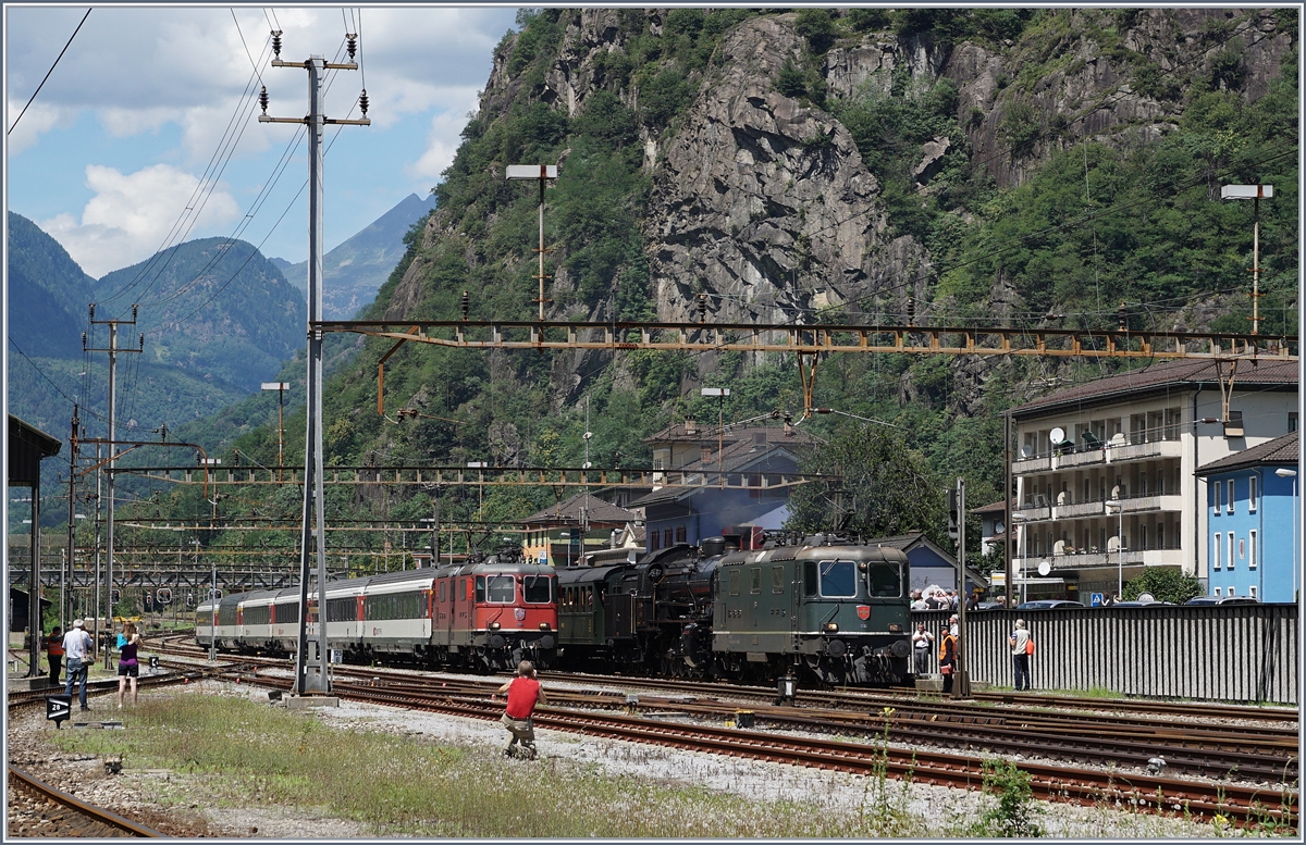 Grüne und rote Re 4/4 II in Bodio.
28. Juli 2016