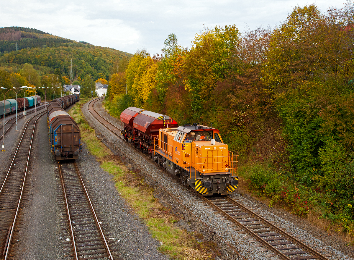 
Güterverkehr im Hellertal und das am späten Samstagnachmittag...
Die KSW 44 (92 80 1271 004-4 D-KSW) die MaK G 1000 BB der KSW (Kreisbahn Siegen-Wittgenstein) kommt am 12.10.2019 mit zwei Schüttgutwagen der Gattung Tds in Herdorf an. Sie kommt über die Hellertalbahn (KBS 462) aus Burbach-Würgendorf und gleich geht es auf dem KSW-Rangierbahnhof (links im Bild). 

Die in den Wagen war Ammoniumnitrat (Gefahrguttafel 50 / 1942) welches zur Herstellung von Sprengstoffen verwendet wird. Ammoniumnitrat (NH4NO3) ist das Salz, das sich aus Ammoniak und Salpetersäure bildet.
