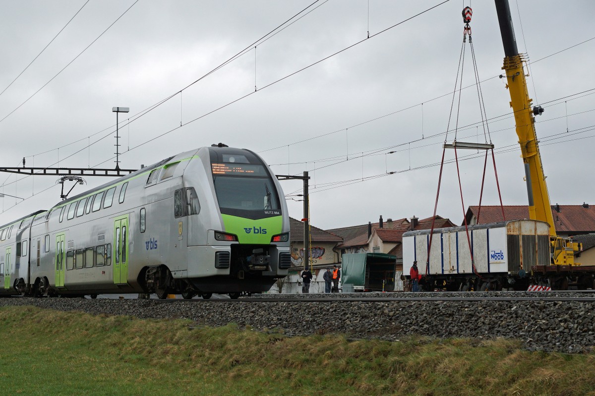 G�terwagen: AUSZUG AUS BUSSWIL. Heute den 2. M�rz 2016 hat sich der N-Bahn-Club Busswil (NBCB) endg�ltig von seinen zwei G�terwagen getrennt, die der Neugestaltung des Bahnhofs Busswil zum Opfer gefallen sind. W�hrend der letzte in der Schweiz noch vorhandene K�hlwagen P 23 85 849 1801-1 (ehemals Sais AG Horn/TG, Baujahr 1951) mit dem urspr�nglichen Holzkasten in Frauenfeld bei IG Schiene Schweiz seine neue Heimat fand, wo er der Nachwelt erhalten bleibt, landete der bereits durch den NBCB teilweise abgebrochene ex Gklm-v 42 85 114 4 887-3 auf dem  SCHROTTHAUFEN. Beide Aufnahmen entstanden in Busswil bei Wetterverh�tnissen, die so traurig waren wie der Abschied. Nun steht nur noch das Club-Lokal des NBCB in dem auch die wundersch�ne Modellbahnanlage der Spur N bewundert werden kann, in Form eines alten Mitteleinstiegwagens beim Bahnhof Busswil. Gebaut wurde der K�hlwagen durch Schindler Waggon AG Pratteln. In Busswil hatte er seinen Standplatz von 1986 bis 2016. Von diesen Wagen existierten nur gerade zwei St�ck.
Foto: Walter Ruetsch    