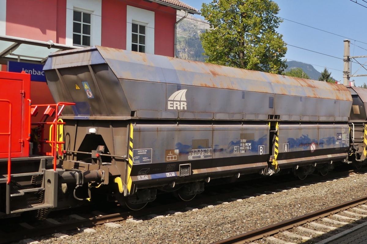 Gterwagen der Gattung Flans; (81 A-RCW 664 3 110-2), hngt an der Diesellok in Jenbach. 20.08.2024