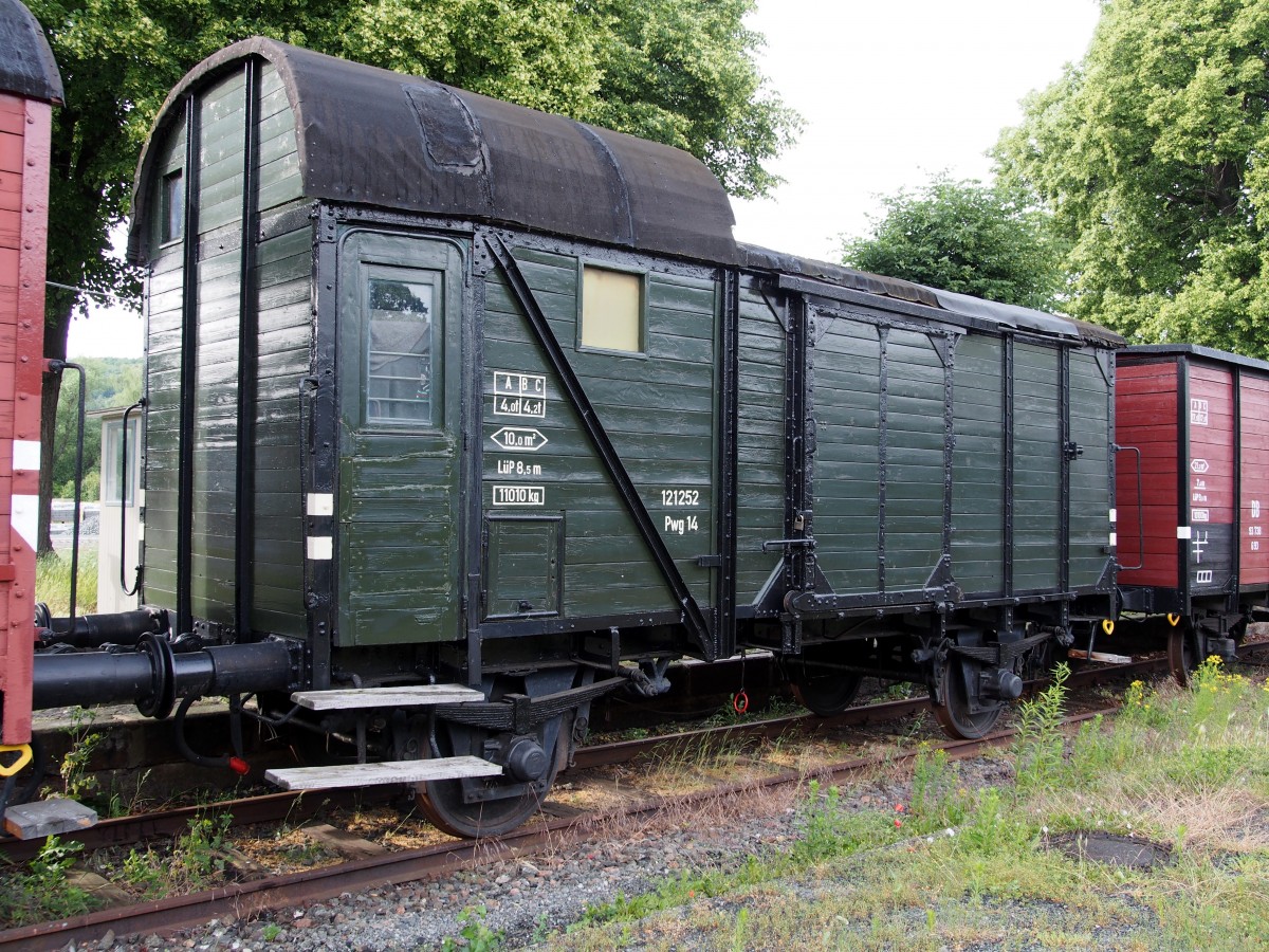 Güterzugbegleitpackwagen Pwg14 im Eisenbahnmuseum Vienenburg am Harz, am 19.06.2014.