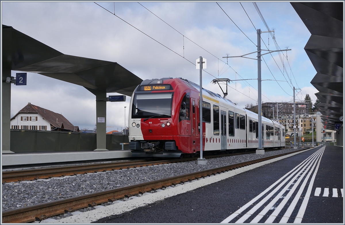 Gut einen Monat später ist der  alte  Bahnhof Geschichte, die Züge verkehren seit dem 1. Dez. 2019 über den neuen Bahnhof und der Fahrtrichtungswechsel entfällt. 
Im Bild der ABe 2/4 + B + Be 2/4 (Stadler SURF) 102 beim Halt in Châtel St-Denis. 

28. Dez. 2019