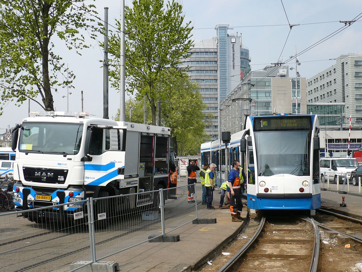 GVB TW 2013 entgleist. Stationsplein, Amsterdam 08-05-2013.

GVB tram 2013 tijdens hersporing. Stationsplein, Amsterdam 08-05-2013.