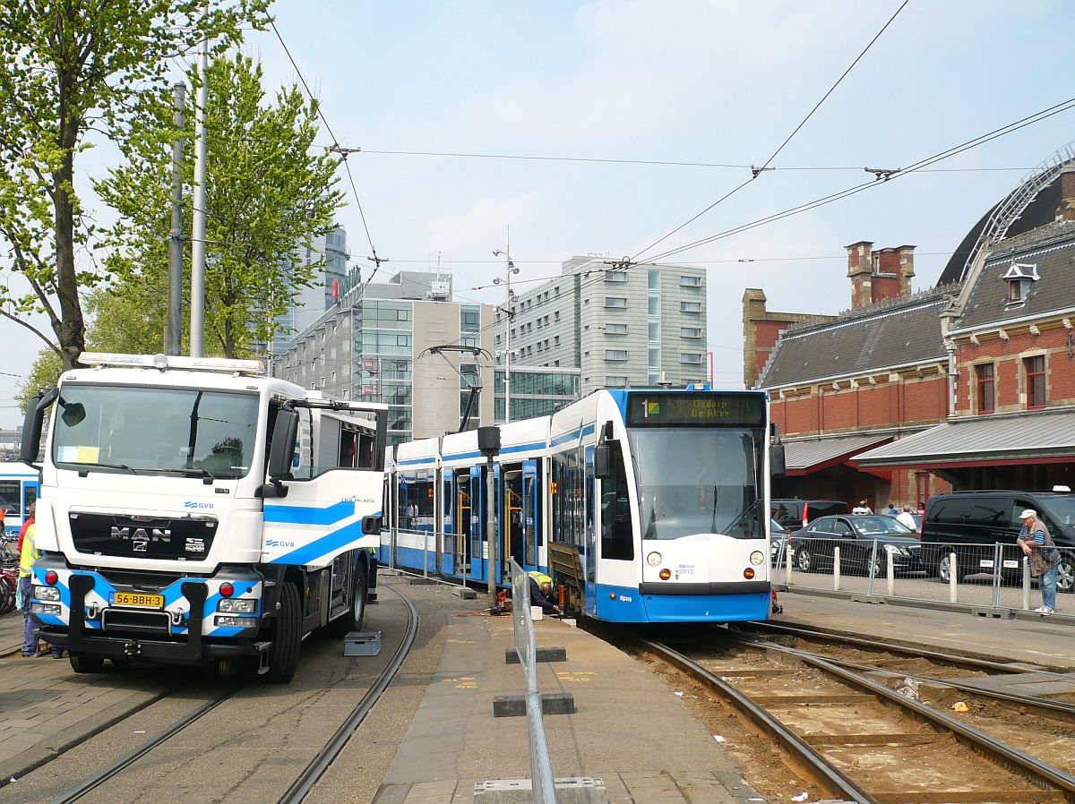 GVB TW 2013 entgleist. Stationsplein, Amsterdam 08-05-2013.

GVB tram 2013 tijdens hersporing. Stationsplein, Amsterdam 08-05-2013.