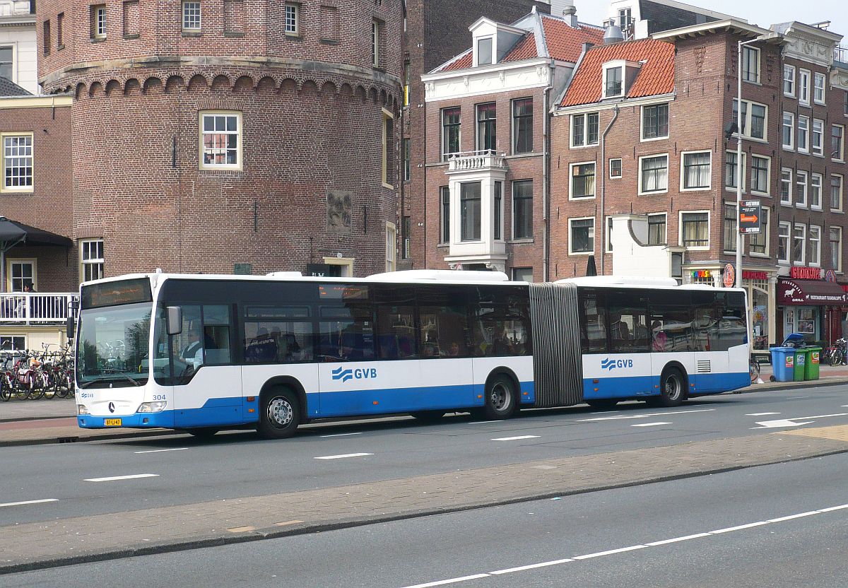 GVBA Bus 304 Mercedes-Benz O 530 G Citaro LE Baujahr 2007. Prins Hendrikkade, Amsterdam 02-04-2014.

GVBA bus 304 Mercedes-Benz O 530 G Citaro LE bouwjaar 2007. Prins Hendrikkade, Amsterdam 02-04-2014.