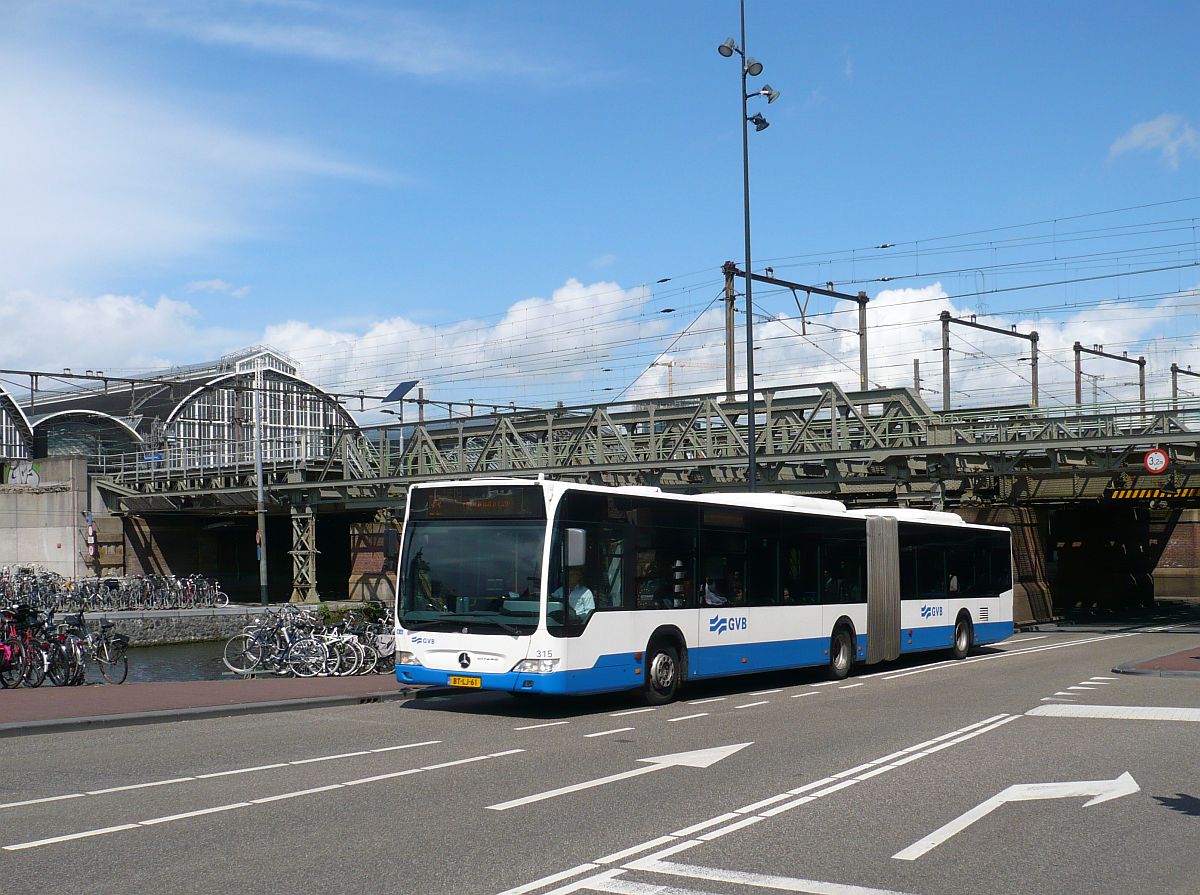 GVBA Bus 315 Mercedes-Benz Citaro G Baujahr 2007. Oostertoegang, Amsterdam 06-05-2015.

GVBA bus 315 Mercedes-Benz Citaro G bouwjaar 2007. Oostertoegang, Amsterdam 06-05-2015.