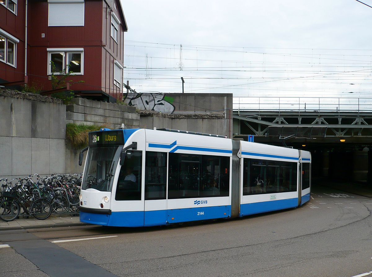 GVBA TW 2144 Stationsplein, Amsterdam Centraal Station 06-08-2014.

GVBA tram 2144 komt vanaf de De Ruyterkade onder het spoor het Stationsplein aan de oostzijde opgereden. Amsterdam 06-08-2014