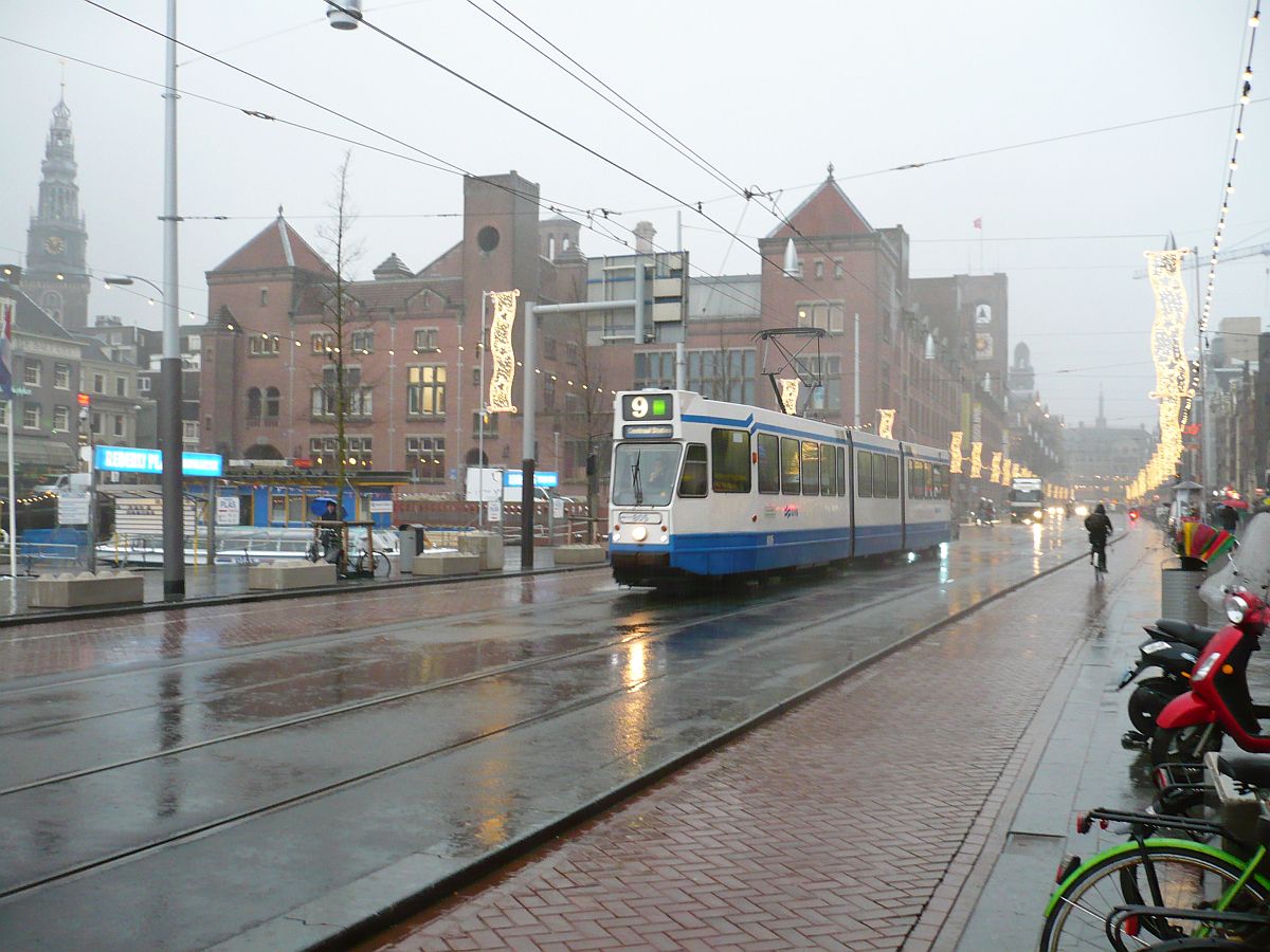 GVBA TW 805 Damrak, Amsterdam 14-01-2015.

GVBA tram 805 in de stromende regen op het Damrak. Amsterdam 14-01-2015.