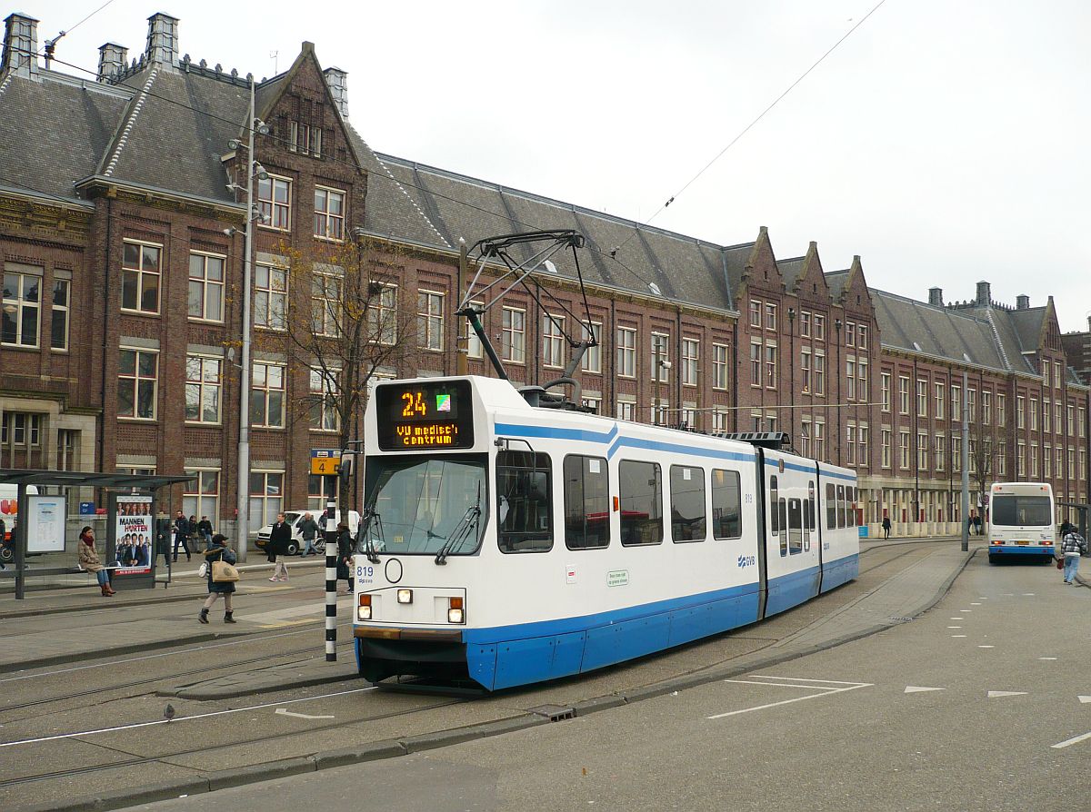 GVBA TW 819 Stationsplein, Amsterdam 27-11-2013.

GVBA tram 819 Stationsplein, Amsterdam 27-11-2013.