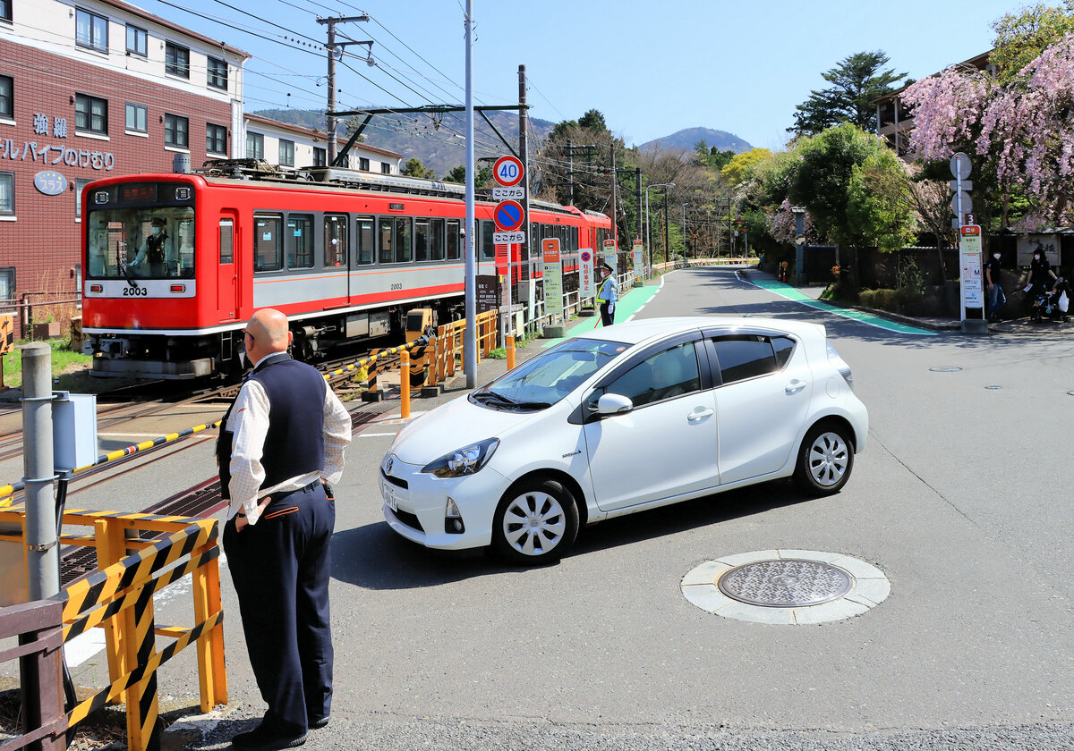 Hakone Tozan Bahn, Partnerbahn der RhB: Dreiwagenzug mit dem neuen Triebwagen 3004 (2017) und dem zweiteiligen Triebzug 2004-2003 (Typ  St.Moritz , Baujahr 1991) bei der Ausfahrt aus der Endstation Gôra. 12.April 2022 