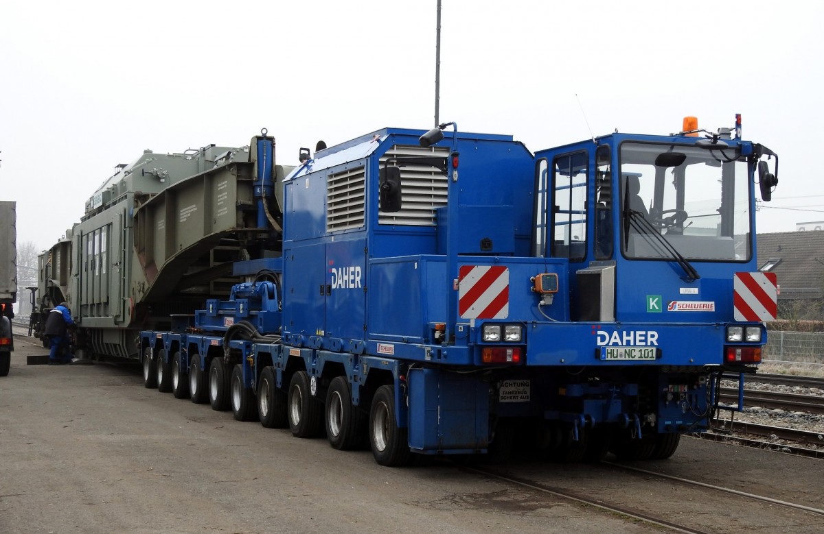 Halb und Halb - vorn ein Strassenfahrzeug, ein Scheuerle Power Pack Unit (PPU) Z 500 DE, Baujahr 2011, hinten noch ein Tragschnabelwagen 84 80 D AMPR 996 0 003-5, Baujahr 1961, von Ampiron mit Siemens-Transformator f�r Max.-Dauerleistung von 333,33 MVA. Die eine Seite ist umgesetzt, V�hringen am 09.03.2016.