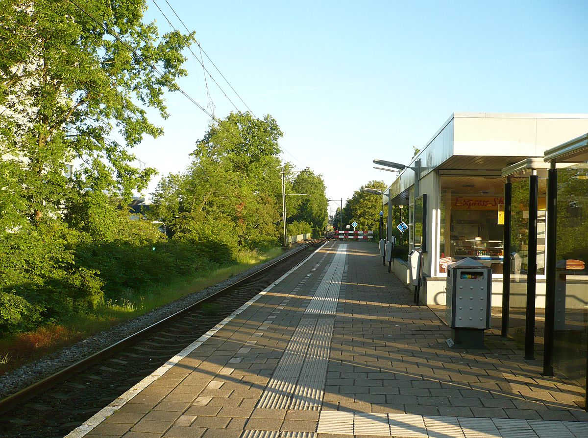 Haltepunkt Leiden Lammenschans. Leiden 30-05-2014. 

Station Leiden Lammenschans gefotografeerd in de richting van de overweg Herenstraat Leiden 30-05-2014.