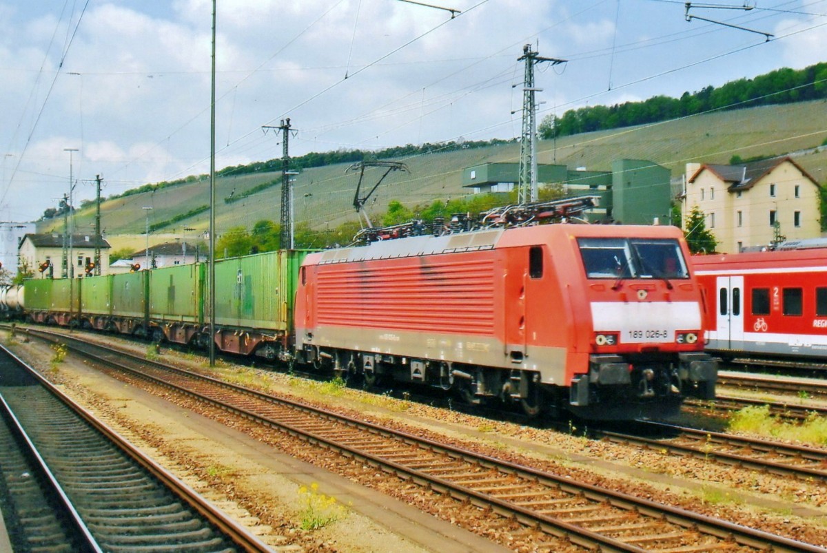 Hangartner mit 189 026 -der kurz davor der Holland-Latz bekommen hat- treft am 21 Mai 2010 in W�rzburg Hbf ein.