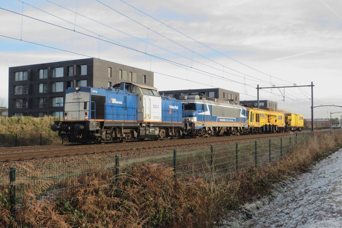  Hannibal ante Portas!  Naja, zumindestens wird der bekanntester Feldherr des antiken Carthagos von Volker Rail 203-2 'JERRY' am 22 Dezember 2021 durch Tilburg-Reeshof geschleppt. Hannibal ist übrigens hier der gelbe Gleisbaumachine. Oder, wie ein Top-General (Hannibal) demutigd wird von einen fiktiven Maus (Jerry)...