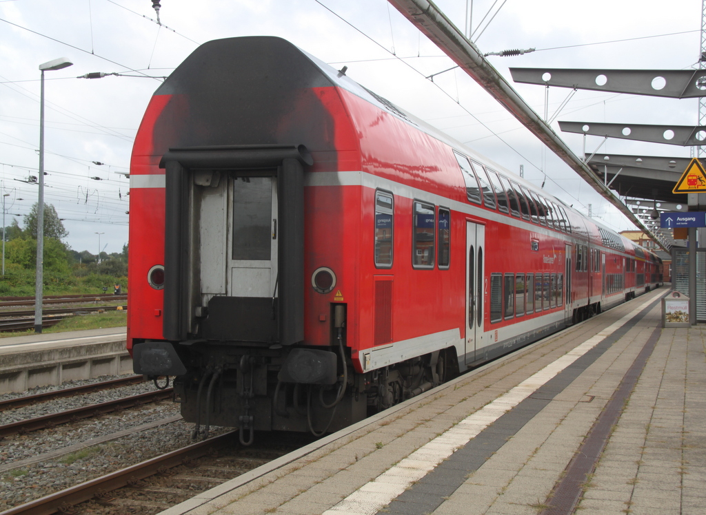 Hanse-Express Doppelstockwagen DBpza 780.0 stand am 06.09.2015 ohne Lok im Rostocker Hbf abgestellt.
