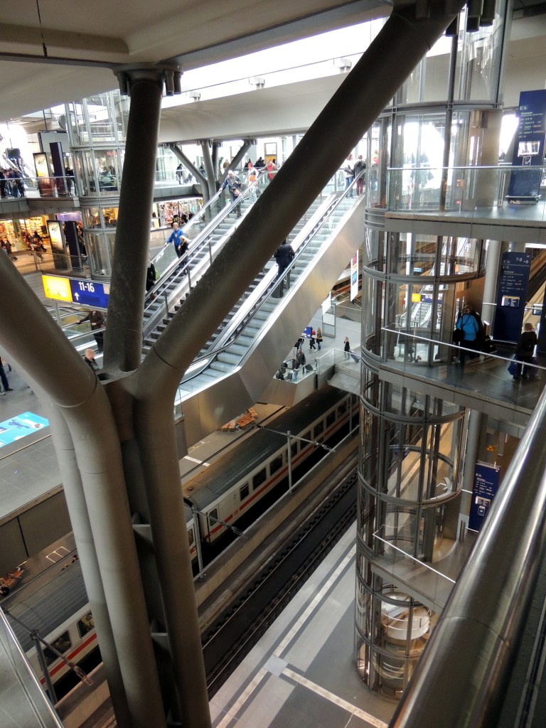 Hauptbahnhof Berlin, mittlerer Bereich am 28.09.2013.