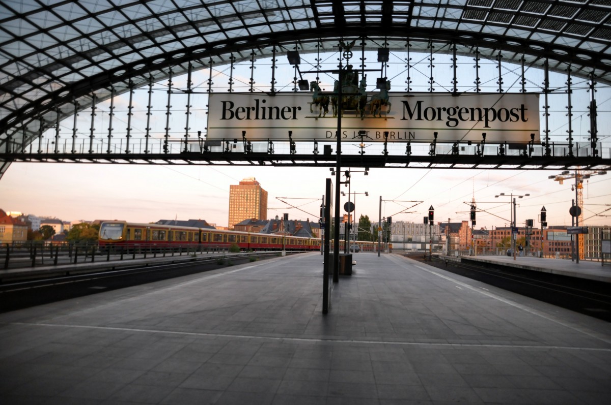 Hauptbahnhof Berlin, die obere Ebene am 28.09.2013. Blickrichtung nach Osten.