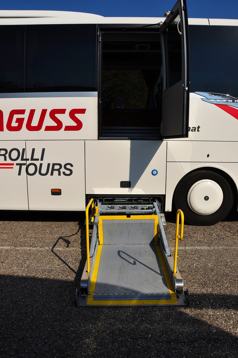 Hebeb�hne im Setra 517 HD  Rolli Tours  von Blaguss Reisen aus Wien in Krems.