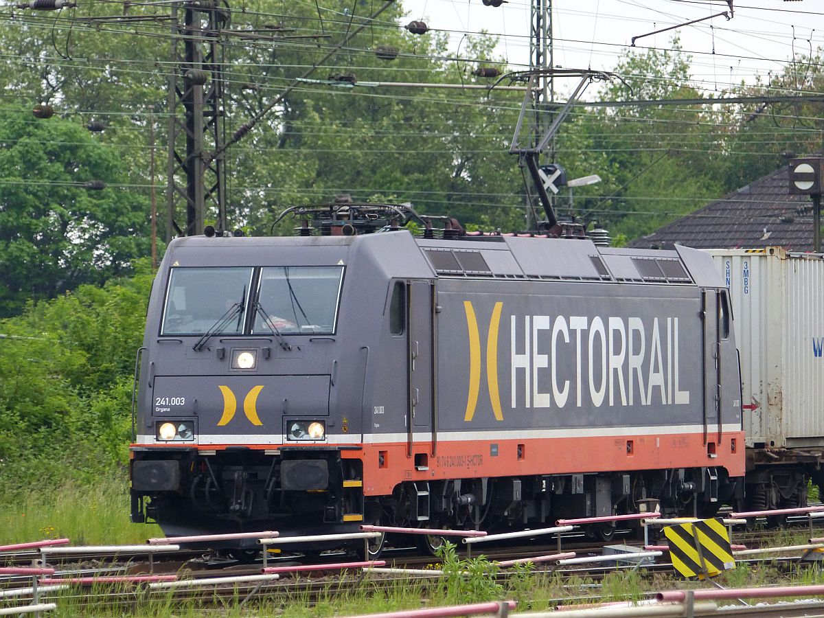 Hector Rail Lok 241 003 (91 74 6 241 003-1 S-HCTOR) Gterbahnhof Oberhausen West, Deutschland 18-05-2017.

Hector Rail loc 241 003 (91 74 6 241 003-1 S-HCTOR) goederenstation Oberhausen West, Duitsland 18-05-2017.