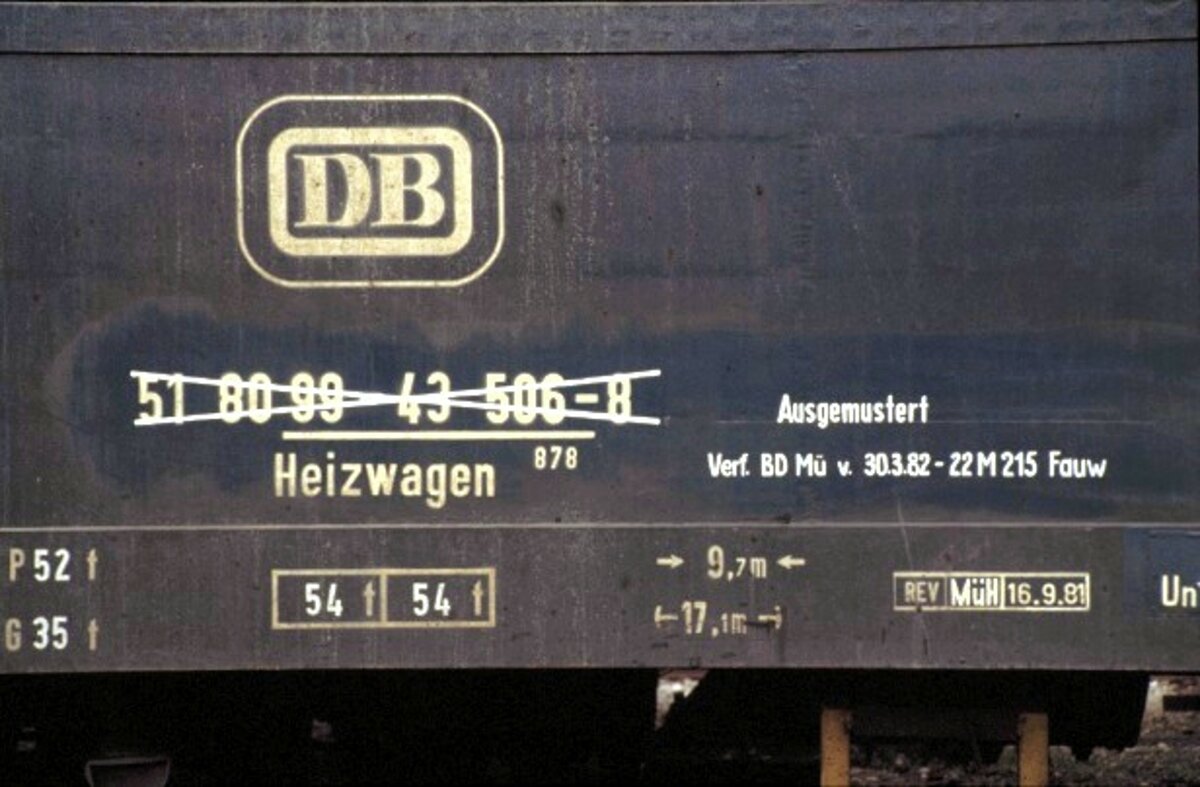 Heizwagen 51 80 99-43 506-8 in t�rkis ausgemustert am 30.03.1982 des BW M�nchen steht in M�nchen BW am 27.06.1982.